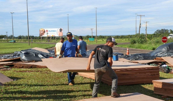 Caminhão carregado com placas de MDF tomba e motorista sai ileso