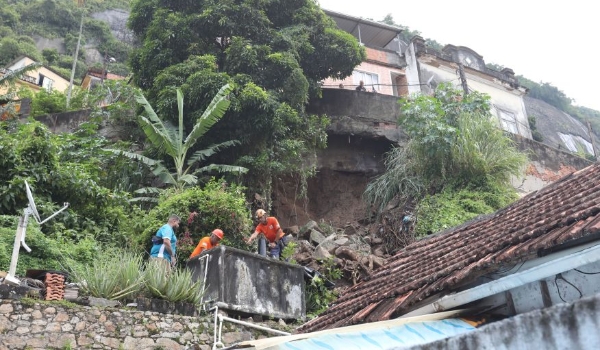 Depois de 53 horas de buscas, bombeiros encontram corpos de pai e filha vítimas das chuvas no Rio