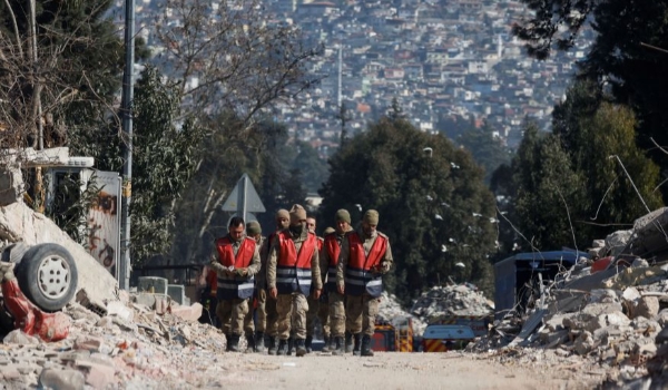 Adolescente é resgatada de escombros na Turquia 10 dias após terremoto