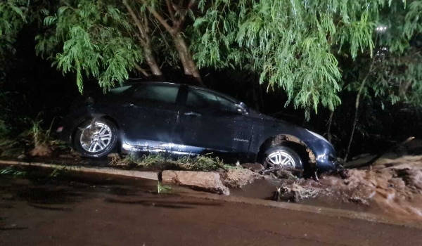 Em noite de chuva torrencial, resgate de famílias ilhadas invade madrugada