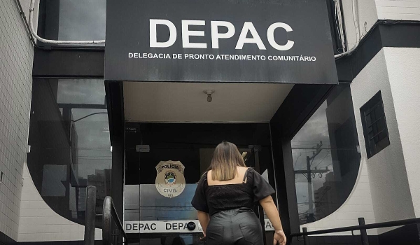 Cinco bandidos invadem casa, fazem moradores reféns e fogem levando carro