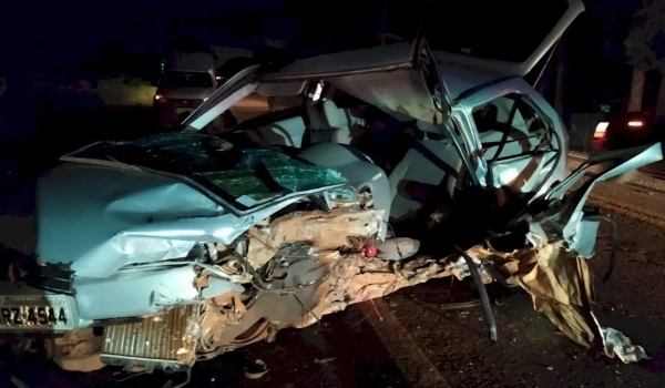 Acidente entre dois carros deixa um morto e quatro feridos na BR-376