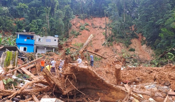 Número de mortos no litoral norte de SP sobe para 48; buscas entram no quarto dia