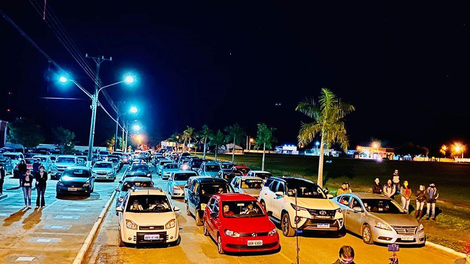 Dentro dos carros, famílias bela-vistenses acompanham Santa Missa em honra a Nossa Senhora do Perpétuo Socorro