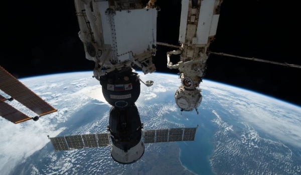 Rússia lança espaçonave substituta para resgatar astronautas após vazamento
