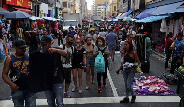 Confiança do consumidor cai em fevereiro ao menor patamar em 6 meses, diz FGV