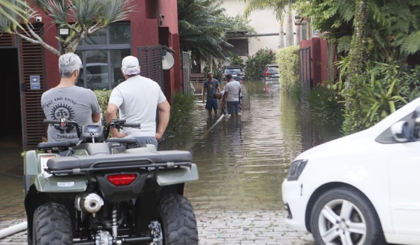 Número de mortos após fortes chuvas no litoral de SP sobe para 54; buscas continuam