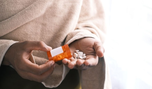 Conheça os riscos de misturar álcool com medicamentos