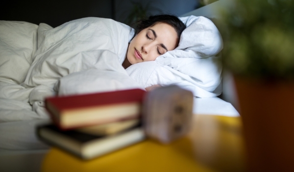 Maneira adequada de dormir pode acrescentar 5 anos de vida; entenda