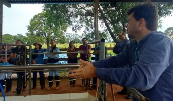 Agraer recebe alunos do Senar para aula prática sobre manejo em bovinocultura de leite