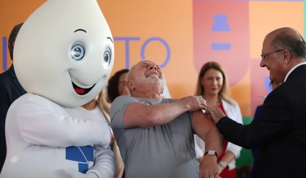 Lula é vacinado por Alckmin e lança campanha nacional de vacinação 