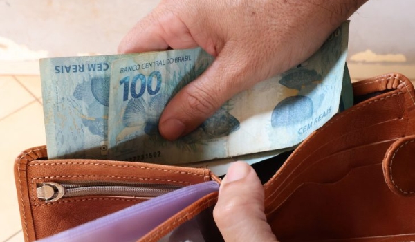 Salário de 84 mil servidores estará disponível na sexta-feira injetando R$ 542 milhões na economia