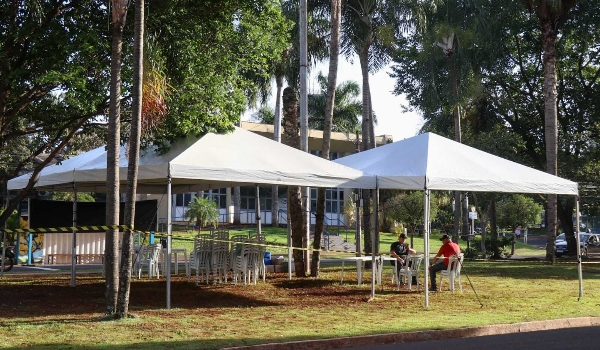Tendas vazias em frente à prefeitura marcam fim da greve dos enfermeiros