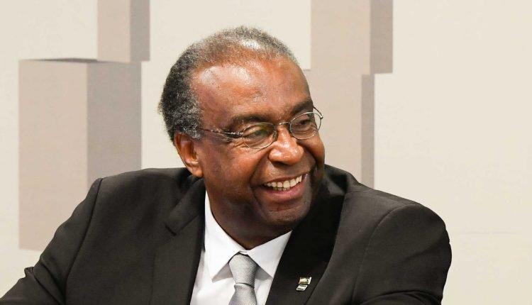 Decotelli ganha sobrevida no MEC, mas Bolsonaro não garante nomeação