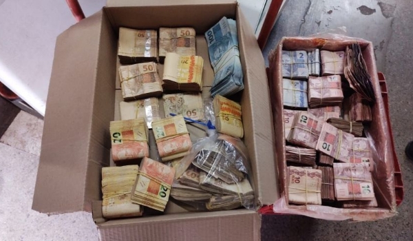 Caixas com dinheiro vivo são apreendidas pela Polícia do DF em operação contra lavagem de capitais
