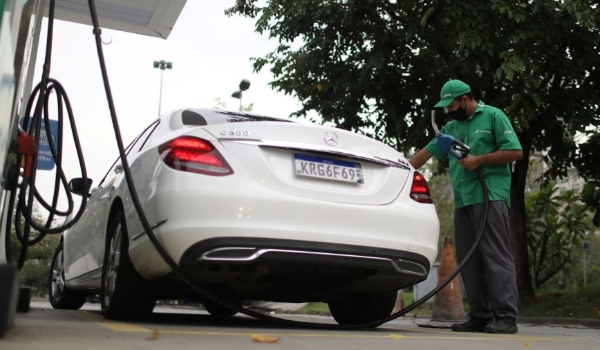 Impostos federais sobre combustíveis voltam a valer nesta quarta-feira (1º)