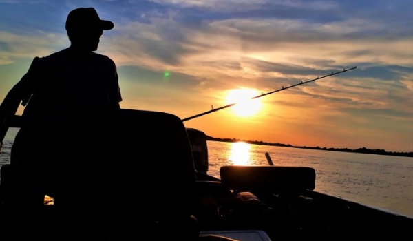 Pesca está liberada com limite de tamanho de peixe e restrição de rios; confira cartilha