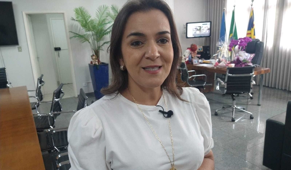 Advogado aciona Justiça contra aumento de salário da prefeita