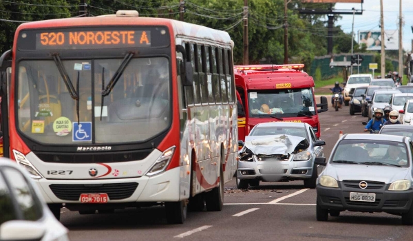 Motorista bêbado é preso após colidir em ônibus 