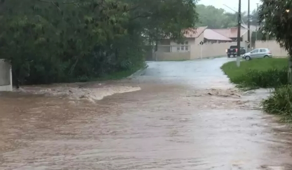 Com desabrigados pelas chuvas, prefeito decreta situação de emergência em Bonito