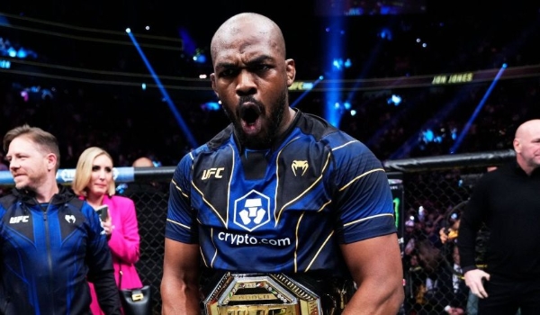 Jon Jones vence Ciryl Gane e conquista cinturão de peso-pesado do UFC