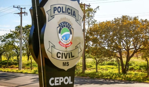 Dupla em moto 'descarrega' arma de fogo em jovens 