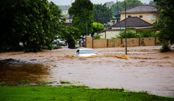 Chuva de dois meses soma 570 mm e estragos se espalham por ruas e bairros de Campo Grande