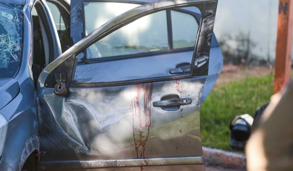 Após colisão, carro tomba e mulher é socorrida com laceração no braço