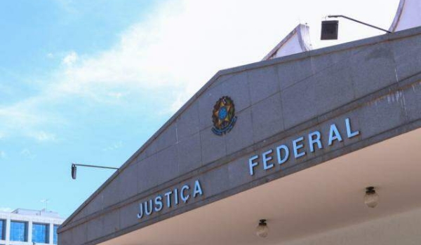 Banco é condenado a indenizar mulher por constrangimento em porta giratória