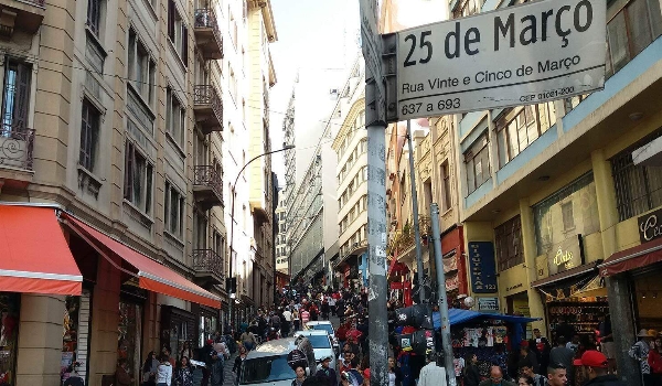 Mais que via pública, um destino de compras em São Paulo