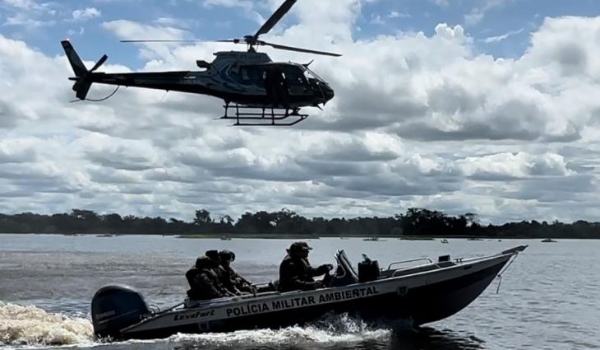Com reforço de helicóptero, PMA prende caçadores e apreende petrechos ilegais na fronteira