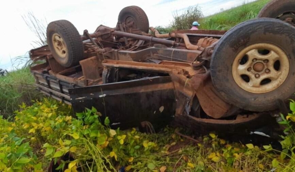 Motorista perde controle, caminhonete capota na BR-060 e dois ficam feridos