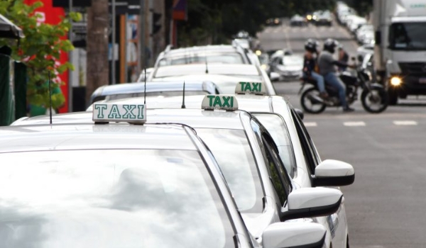 Taxistas contam com isenção de ICMS na compra de veículos elétricos e híbridos