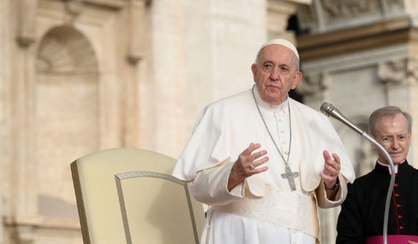 Papa Francisco diz que celibato sacerdotal pode ser revisto