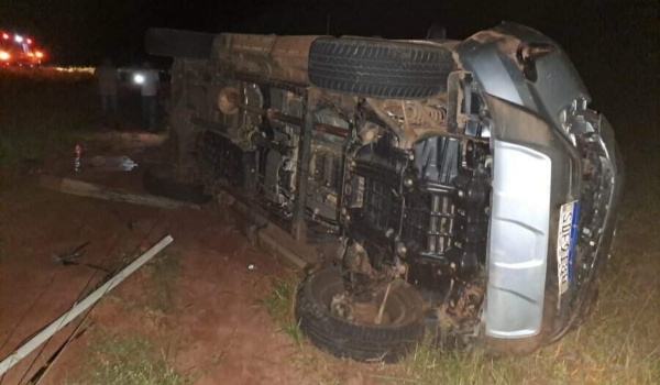 Pai e filho morrem após caminhonete capotar na BR-060