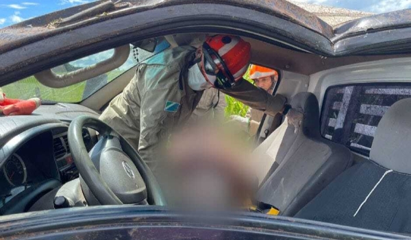Motorista de caminhão fica ferido após capotar veículo na MS-267
