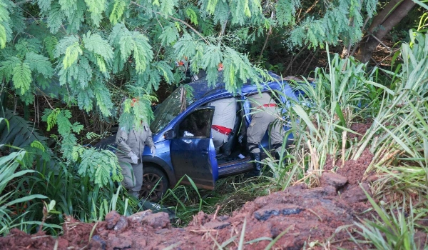 Carro capota em barranco após colisão e criança é socorrida em estado grave