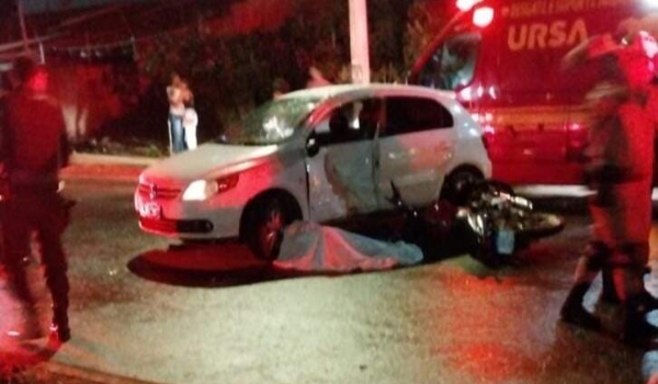 Flagrado empinando moto em praça, jovem foge da PM e morre após colidir em carro