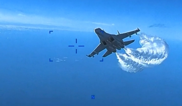 Vídeo mostra momento em que caça russo força queda de drone militar dos EUA; veja