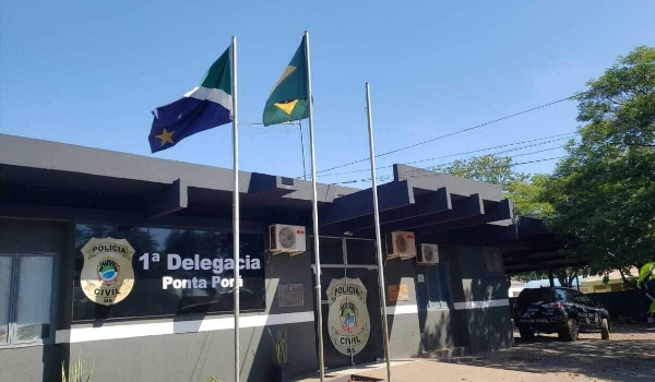 Mulher é baleada ao reagir a assalto em frente de casa