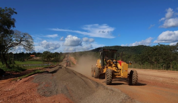 Com quatro frentes de trabalho, pavimentação da “Estrada 21” agrada moradores e leva esperança
