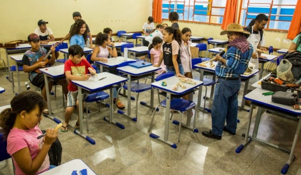 Alunos de escolas públicas de Campo Grande aprendem arte da confecção da viola de cocho pantaneira