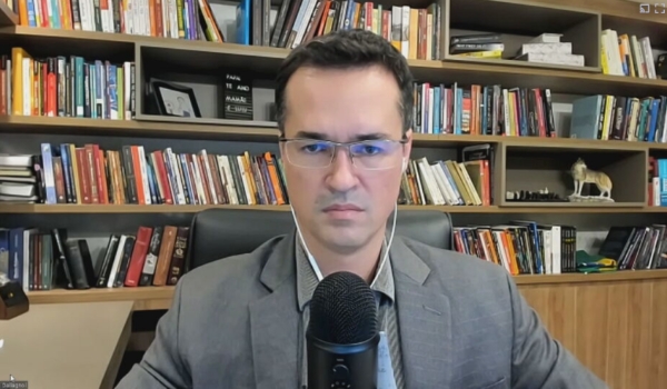 Lula está se colocando ao lado do PCC, diz Dallagnol à CNN após fala sobre Moro