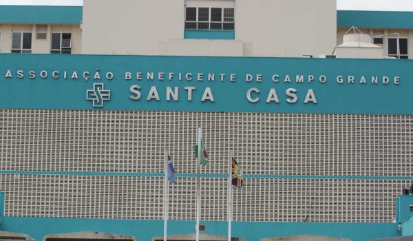 Na madrugada, mulher é baleada por desconhecido que passava de carro