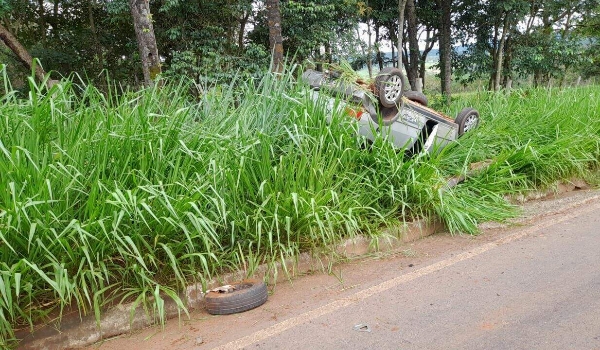 Ladrão é preso a pé em rodovia depois de carro furtado capotar