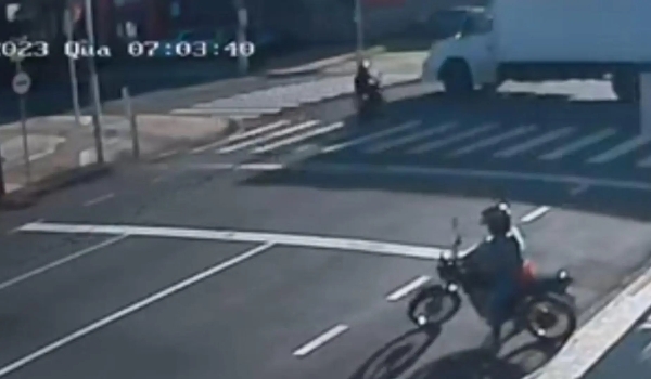 Com semáforos desligados, Centro de Campo Grande vive caos e motociclista bate em caminhão