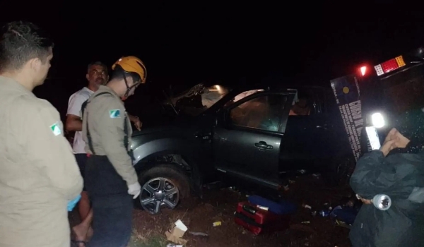 Caminhonete é ‘fechada’ em rodovia, sai da pista e bate em cerca na MS-395