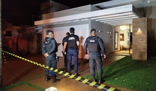 Mulher de empresário lutou contra ladrão, levou coronhadas e foi ameaçada com disparos