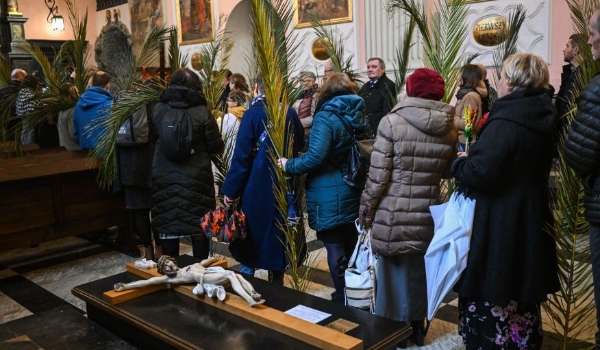 Poloneses marcham para homenagear o papa João Paulo II no aniversário de sua morte