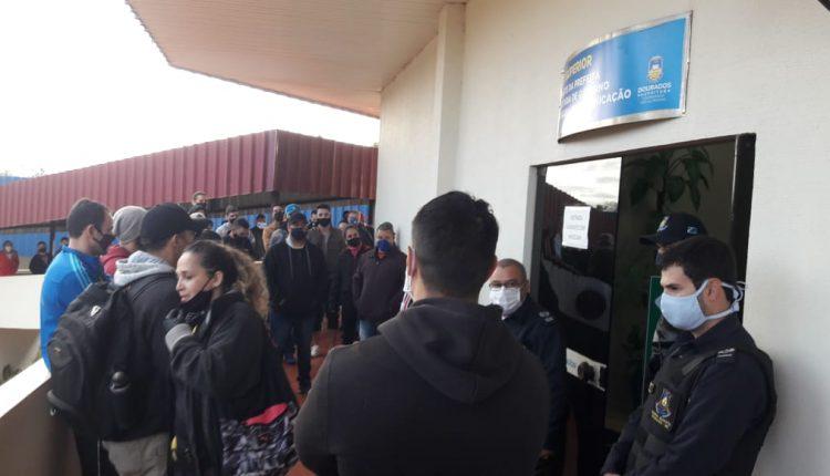 Protesto na prefeitura pede revogação de decreto que fecha bares em Dourados